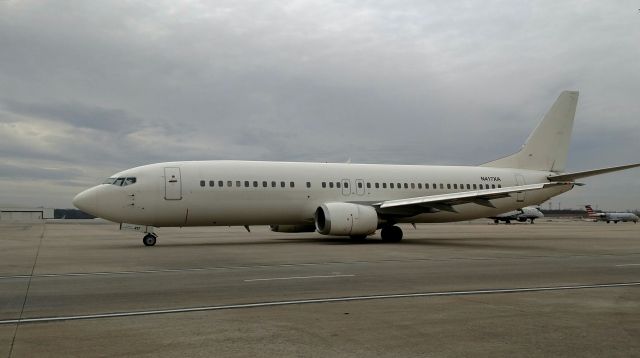 BOEING 737-400 (N417XA) - One of the three charter flights of the day along with another Xtra 734 N134AS and an Atlas Air 747-400 N464MC all to Cancun.