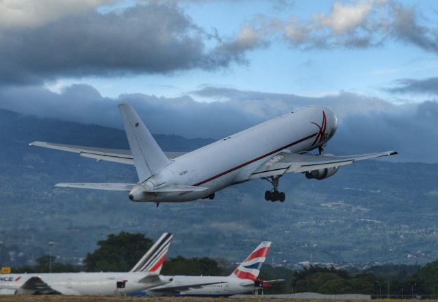 BOEING 767-200 (N219CY)