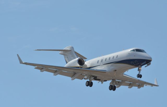 Bombardier Challenger 300 (C-FLDD) - Clear to land 06L in CYHU. 08-04-2025