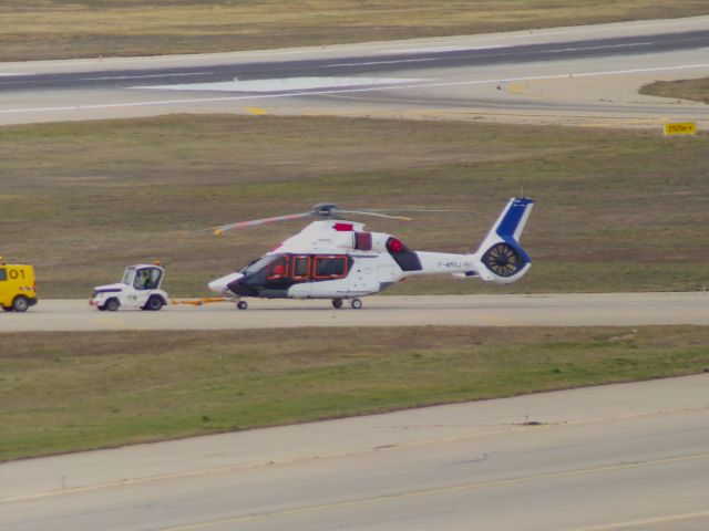 AIRBUS HELICOPTERS H-160 (F-WMXJ) -  Airbus H160 remorqué sur le tarmac l’hélicoptère se dirige vers Sabena Technics, cela signifie probablement qu’il est en route pour une maintenance, une modification ou une vérification technique.