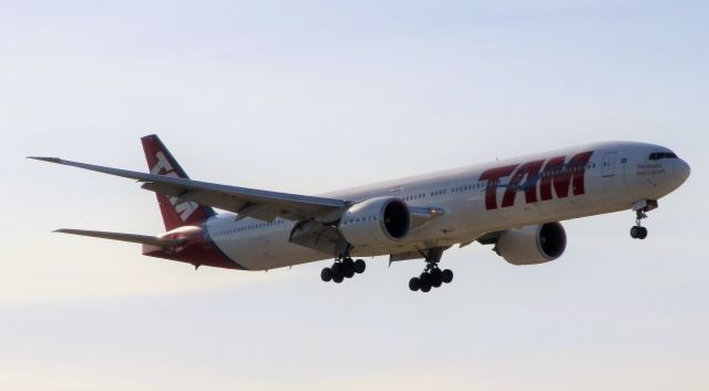 BOEING 777-300 (PT-MUH)