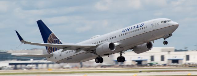 Boeing 737-800 (N77542) - Up and close off 15R.