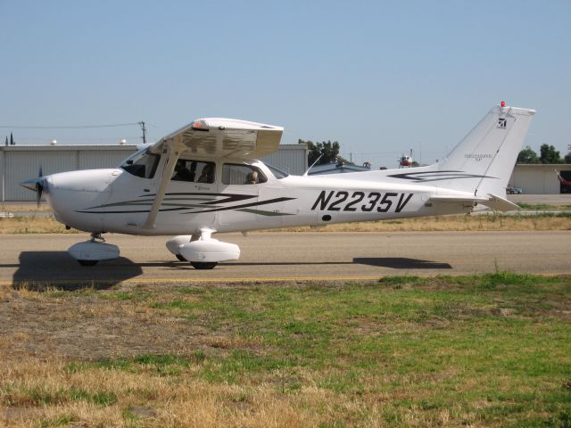 Cessna Skyhawk (N2235V) - Holding short of RWY 24