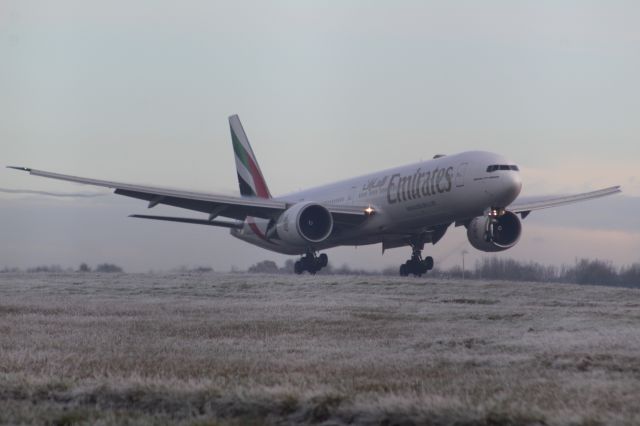 BOEING 777-300ER (A6-EQJ) - An Emirates B777-300ER moments away from landing at Stansted Airport.br /br /Location: Belmer Road, Stansted.br /Date: 11.12.22 (dd/mm/yy).