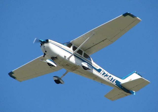 Cessna Skyhawk (N734TL) - Off of 32 at the Shreveport Downtown airport.