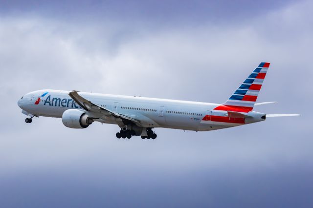 BOEING 777-300ER (N734AR) - An American Airlines 777-300ER taking off from PHX on 2/14/23. Taken with a Canon R7 and Canon EF 100-400 II L lens.