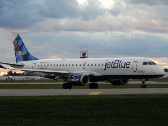 Embraer ERJ-190 (N190JB)