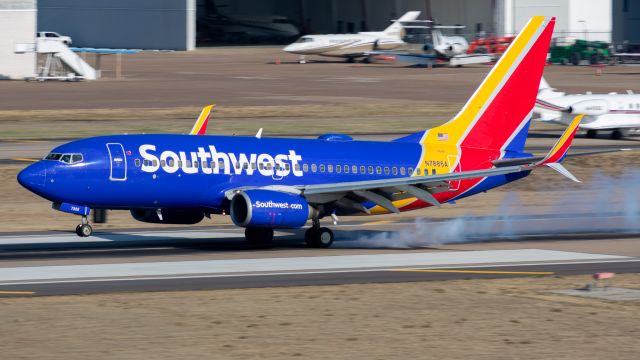 Boeing 737-700 (N7886A) - Smoking it on at Love Field. SWA 2800 MCI-DAL