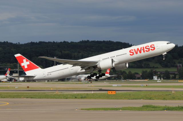 BOEING 777-300ER (HB-JNL)