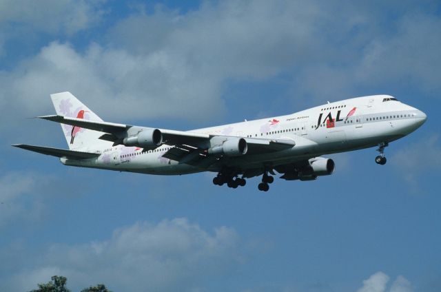 Boeing 747-200 (JA8114) - Short Final at Narita Intl Airport Rwy16R on 1997/09/17 " JAL Resort Express c/s "