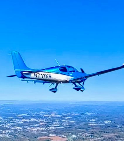 N711KW — - Formation