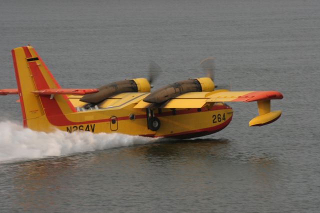 N264V — - Scooping Water by the Columbia River Gorge - Mt. Hood Fire. Oregon