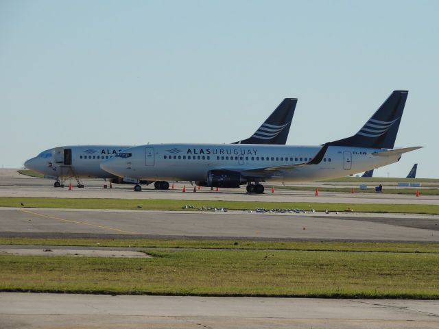 BOEING 737-300 (CX-OAB)