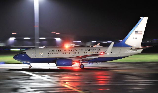 Boeing 737-700 (01-0041) - "sam388" usaf c-40b 01-0041 arriving in shannon 21/12/20.