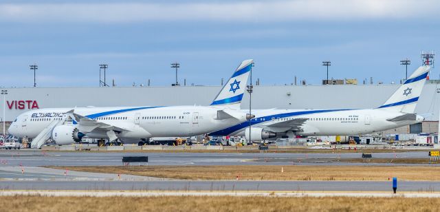 Boeing 787-9 Dreamliner (4X-EDH) - Long shot of a rare sight at YYZ. Most uncommon to see two ELAL jets in Toronto! The Dreamliner actually begins regular service today (Jan 13, 2019) but this unofficial first arrival due to a medical diversion on New Years Eve. This flight was destined for LAX. Beside her is 4X-EAJ, a 767-300 which coincidentally was the last 767 flown on the Toronto route