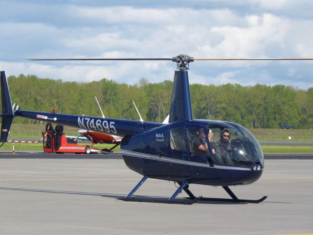 Robinson R-44 (N74695)