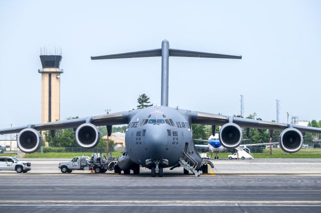 Boeing Globemaster III (N8192)