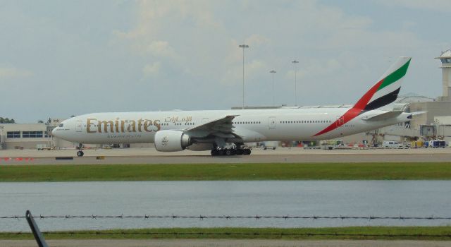 BOEING 777-300ER (A6-EGI)