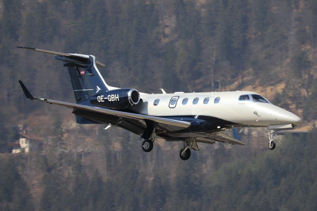 Embraer Phenom 300 (OE-GBH)