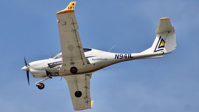 Diamond Star (N941L) - A Lift DA40 working on flight training at KIND. br /br /9/20/23