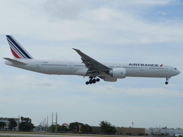BOEING 777-300ER (F-GZNP)