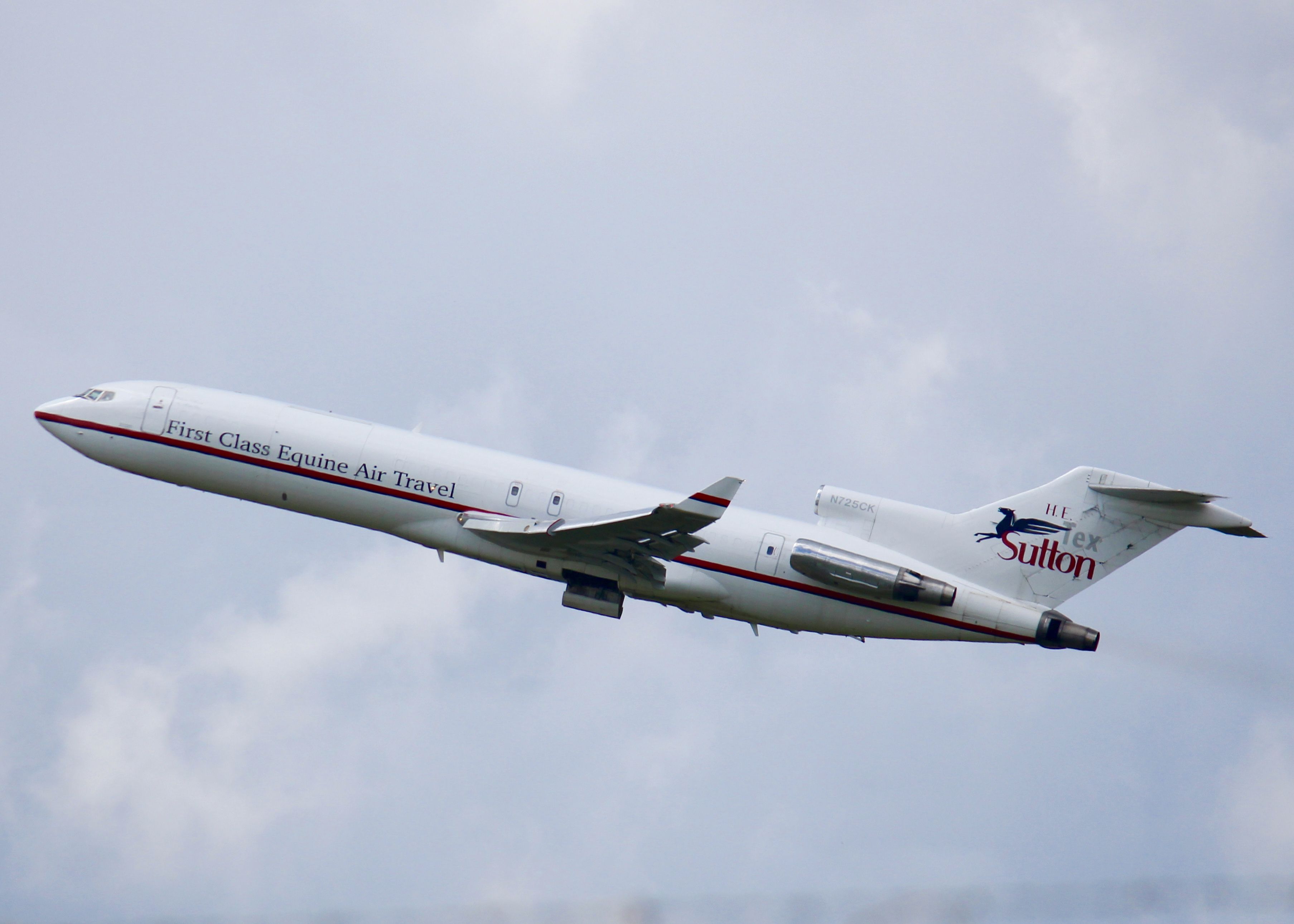 BOEING 727-200 (N725CK) - At Shreveport Regional. Dropping off horses for the Super Derby.