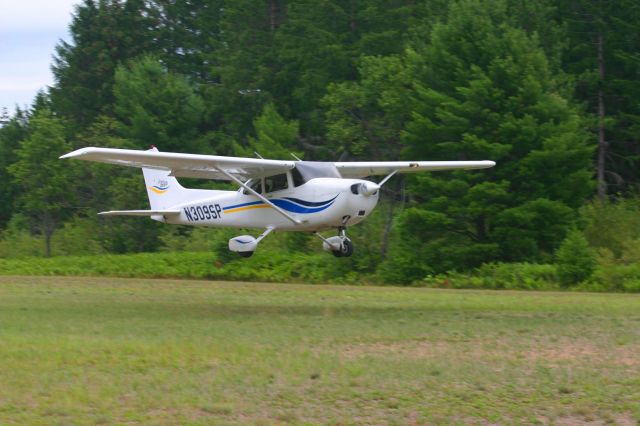 Cessna Skyhawk (N309SP) - 9SP in ground effect while soft field departing KBDJ.