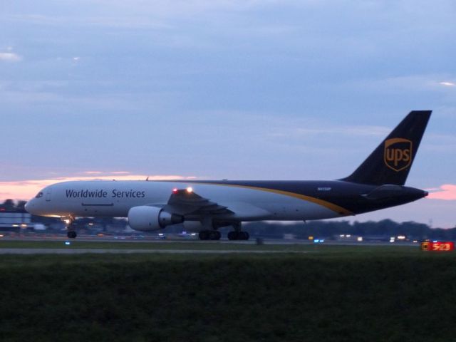 Boeing 757-200 (N415UP)