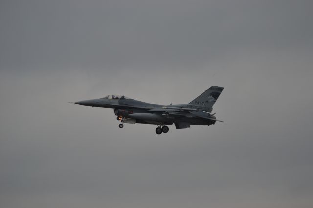 Lockheed F-16 Fighting Falcon (89-2105) - 892105 assigned to 114 FW in Sioux Fall SD landing Runway 33 -10-25-2012