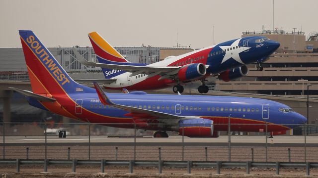 Boeing 737-700 (N931WN) - The Lone Star takes off in 116 degree temperature from Phoenix International Airport.