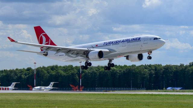 Airbus A330-200 (TC-LOH)