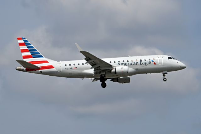 Embraer 175 (N107HQ)