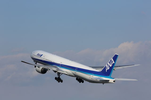 BOEING 777-300 (JA752A)