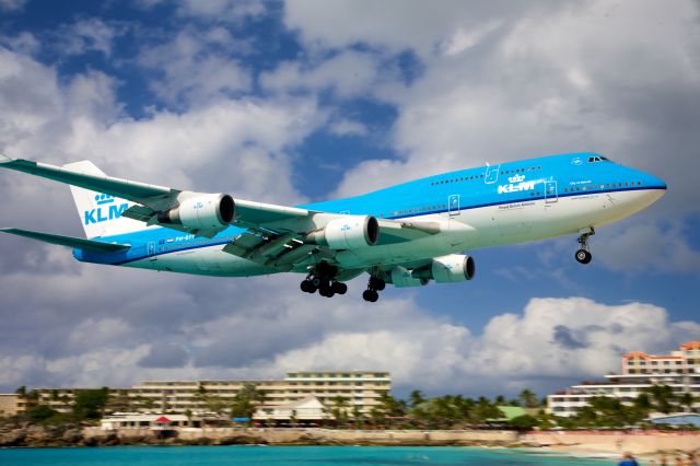 Boeing 747-400 (PH-BFN) - "City of Nairobi" touches down as KLM Flight 764