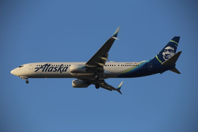 Boeing 737-900 (N297AK)