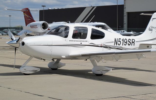 Cirrus SR-22 (N519SR) - Taxi of the busy ramp.