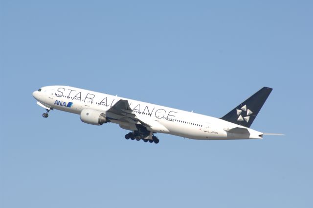 Boeing 777-200 (JA712A) - Departure at Haneda Intl Airport on 2007/12/16 Staralliance c/s