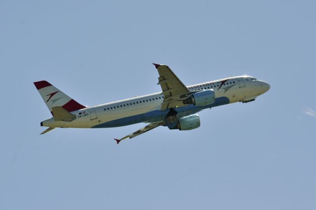 Airbus A320 (OE-LBO) - Austrian Airlines Airbus A320-214 OE-LBO leaving Vienna 