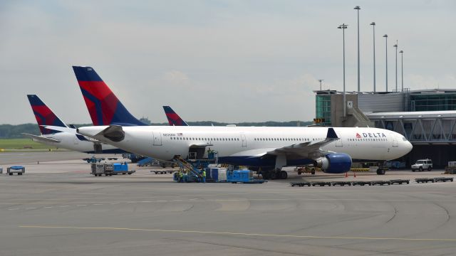 Airbus A330-300 (N806NW) - Delta Airbus A330-323X N806NW in Amsterdam 