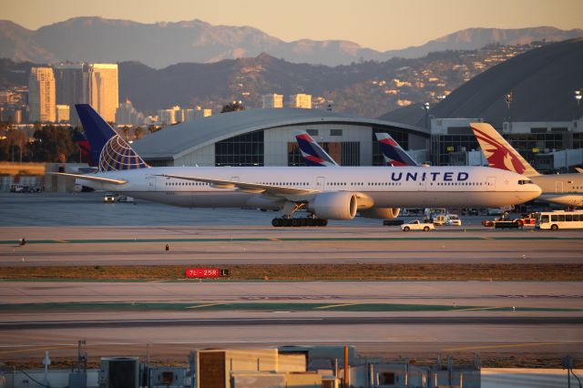 BOEING 777-300ER (N2747U)