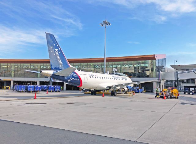 Embraer 175 (N401YX)