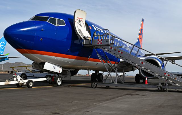 Boeing 737-700 (N713SY)