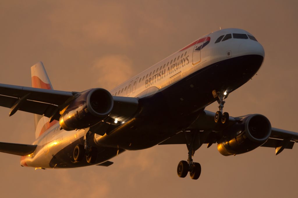 Airbus A320 (G-EUUS) - Approaching runway 09L, LHR.
