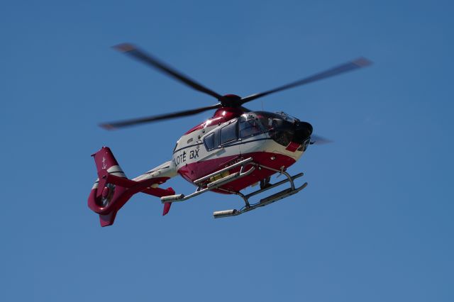 — — - ship-pilot helicopter Gironde river, France