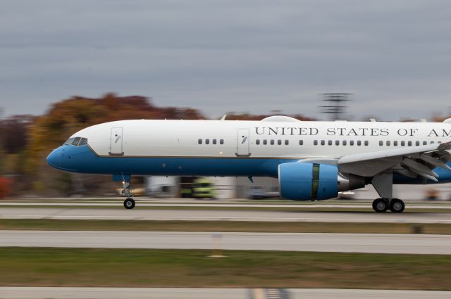 09-0015 — - Air Force 1 slowing down on 27L at PTK.