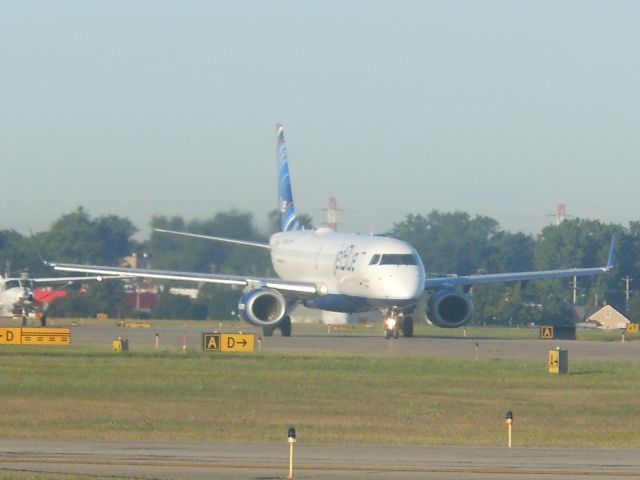 Embraer ERJ-190 (N375JB)