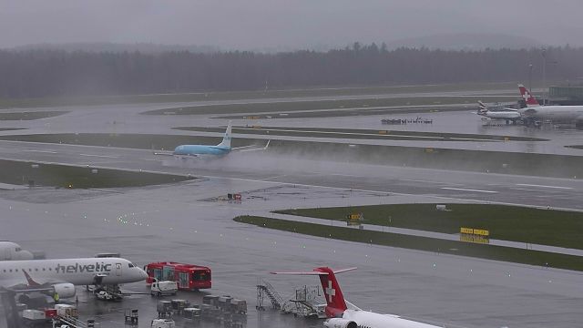 Boeing 737-800 (PH-BXY) - Taking off at Zurich and heading for Amsterdam