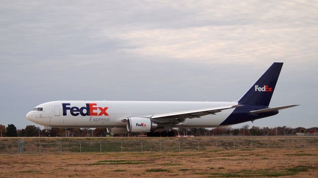 BOEING 767-300 (N147FE)