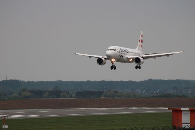 Airbus A319 (OO-SSO) - Spotting platform 07R/25L