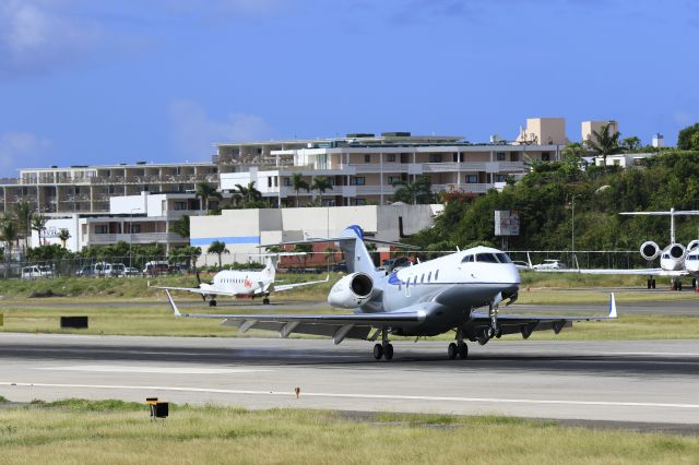 Bombardier Challenger 300 (N406CL) - N406CL landing at TNCM St Maarten